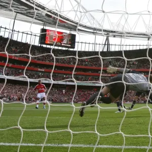 Theo Walcott shoots past Blackburn goalkeeper Paul