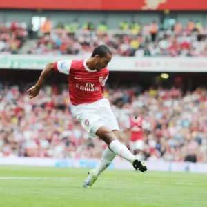 Theo Walcott shoots past Blackpool goalkeeper Matthew Gilks to score the 1st Arsenal goal