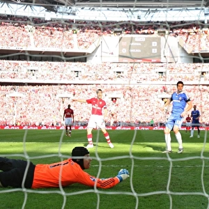 Theo Walcott shoots past Chelsea goalkeeper Petr Cech