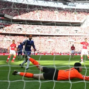 Theo Walcott shoots past Chelsea goalkeeper Petr Cech