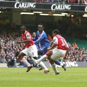 Theo Walcott shoots past Petr Cech to score the Arsenal goal Theo Walcott shoots past Petr Cech to score the Arsenal goal