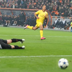 Theo Walcott shoots past Shakhtar goalkeeper Andriy Pyatov to score the Arsenal goal