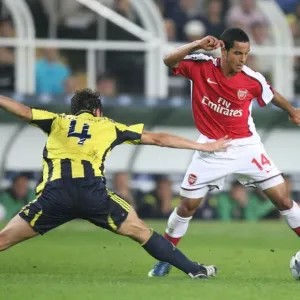 Theo Walcott vs. Edu: Unforgettable Clash in Fenerbahce's 2-5 Victory over Arsenal in UEFA Champions League Group G Theo Walcott vs. Edu: Unforgettable Clash in Fenerbahce's 2-5 Victory over Arsenal in UEFA Champions League Group G
