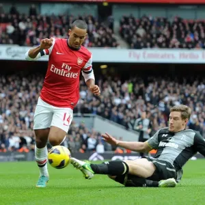 Theo Walcott vs Jan Vertonghen: A Fierce Encounter in the Arsenal-Tottenham Rivalry Theo Walcott vs Jan Vertonghen: A Fierce Encounter in the Arsenal-Tottenham Rivalry