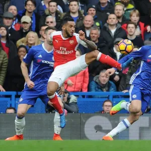 Theo Walcott vs Marcos Alonso: Intense Battle at Stamford Bridge - Premier League 2016-17