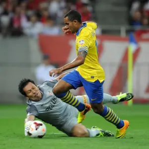 Theo Walcott vs. Norihiro Yamagishi: A Clash in the 2013-14 Urawa Red Diamonds vs. Arsenal Match Theo Walcott vs. Norihiro Yamagishi: A Clash in the 2013-14 Urawa Red Diamonds vs. Arsenal Match