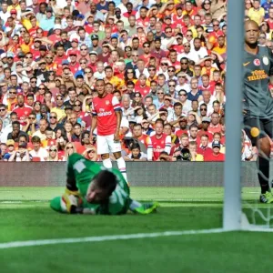 Theo Walcott watches his cross go in for Arsenals goal. Arsenal 1: 2 Galatasaray
