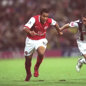 Theo Walcott's Brace: Arsenal Tops West Bromwich Albion 2-0 in Carling League Cup