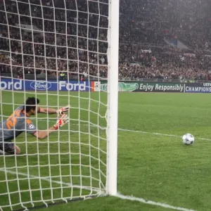 Theo Walcott's Dramatic Penalty: Arsenal Advance Past Roma in UCL