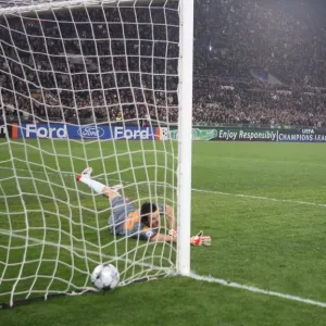 Theo Walcott's Dramatic Penalty: Arsenal's Thrilling UEFA Champions League Victory Over AS Roma