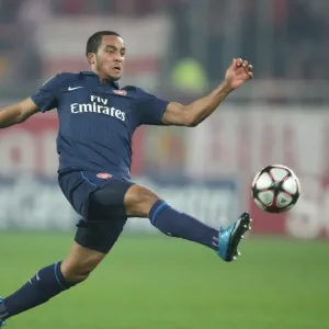 Theo Walcott's Goal Secures Arsenal's 1-0 Victory Over Olympiacos in Champions League Group H