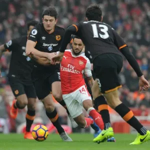 Theo Walcott's Intense Showdown Against Hull City's Defense in the Premier League