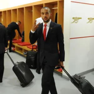 Theo Walcott's Pre-Match Routine: Arsenal Changing Room Before Arsenal vs Sunderland (2014-15) Theo Walcott's Pre-Match Routine: Arsenal Changing Room Before Arsenal vs Sunderland (2014-15)