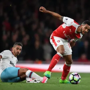 Theo Walcott's Sneaky Move: Outsmarting Manuel Lanzini in the Arsenal vs. West Ham Clash Theo Walcott's Sneaky Move: Outsmarting Manuel Lanzini in the Arsenal vs. West Ham Clash