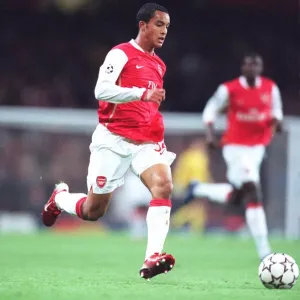 Theo Walcott's Unforgettable Strike: Arsenal's Triumph over Hamburg in the UEFA Champions League, Group G (November 21, 2006)