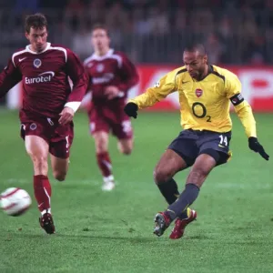 Thierry Henry (Arsenal) Adam Petrous (Sparta Prague). Sparta Prague 0:2 Arsenal. UEFA Champions League Group B