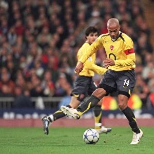 Thierry Henry (Arsenal) backheels the ball. Real Madrid 0: 1 Arsenal