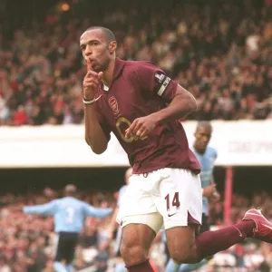 Thierry Henry (Arsenal) celebrates Arsenals goal. Arsenal 1: 0 Manchester City