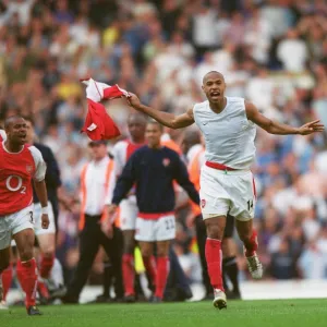 Thierry Henry (Arsenal) celebrates winning the league