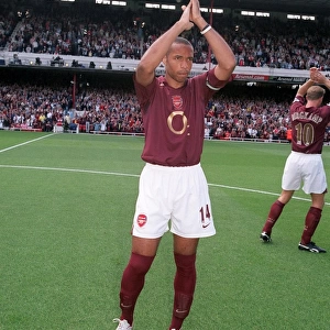 Thierry Henry (Arsenal) claps the fans before the match