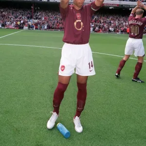 Thierry Henry (Arsenal) claps the fans before the match