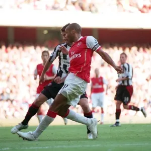 Thierry Henry (Arsenal) crosses the ball leading to Phil Jagielkas own goal