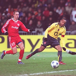 Thierry Henry (Arsenal) Eldin Jakupovic (Thun). FC Thun 0: 1 Arsenal
