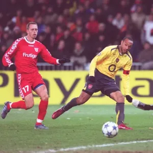 Thierry Henry (Arsenal) Eldin Jakupovic (Thun). FC Thun 0: 1 Arsenal Thierry Henry (Arsenal) Eldin Jakupovic (Thun). FC Thun 0: 1 Arsenal