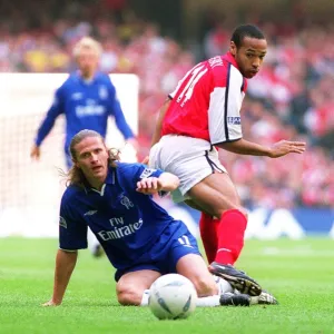 Thierry Henry (Arsenal) Emmanuel Petit (Chelsea). Arsenal 2: 0 Chelsea