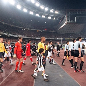 Thierry Henry (Arsenal) leads the Arsenal team out. Juventus 0: 0 Arsenal
