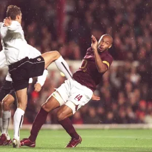 Thierry Henry (Arsenal) Pavel Pergl (Sparta). Arsenal 3: 0 Sparta Prague Thierry Henry (Arsenal) Pavel Pergl (Sparta). Arsenal 3: 0 Sparta Prague