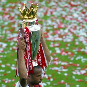 Thierry Henry (Arsenal) with the Premiership trophy. Arsenal 2: 1 Leicester City Thierry Henry (Arsenal) with the Premiership trophy. Arsenal 2: 1 Leicester City