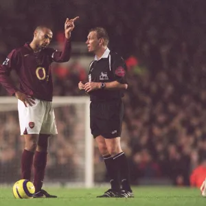 Thierry Henry (Arsenal) and Referee Graham Poll. Arsenal 0: 0 Manchester United