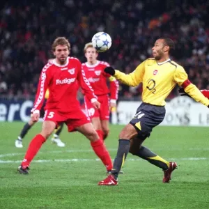Thierry Henry (Arsenal) Selver Hodzic (Thun). FC Thun 0: 1 Arsenal Thierry Henry (Arsenal) Selver Hodzic (Thun). FC Thun 0: 1 Arsenal