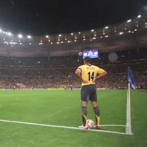 Thierry Henry (Arsenal) waits to take a corner