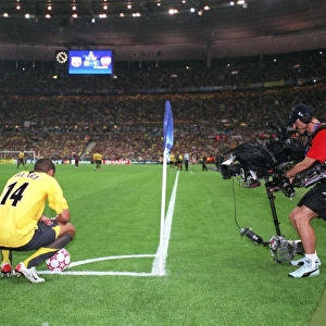 Thierry Henry (Arsenal) waits to take a corner watched by a cameraman
