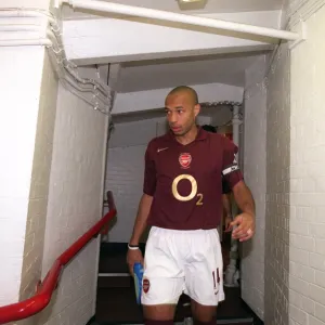 Thierry Henry (Arsenal) walks down the players tunnell. Arsenal 3: 1 Sunderland