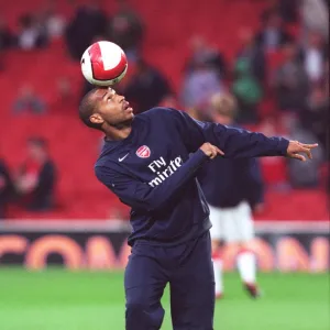 Thierry Henry (Arsenal) warms up before the match