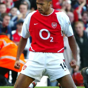 Thierry Henry breaks through the Tottenham defence on his way to scoring the 1st Arsenal goal