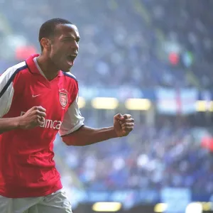 Thierry Henry celebrates the 1st Arsenal goal scored by Ray Parlour