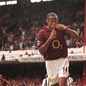Thierry Henry celebrates scoring Arsenals 1st goal from the penalty spot