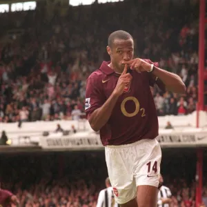 Thierry Henry celebrates scoring Arsenals 1st goal from the penalty spot