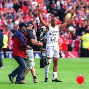 Thierry Henry celebrates winning the golden boot. Arsenal 4: 3 Everton, F. A