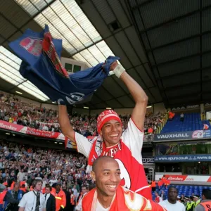 Thierry Henry and Gilberto (Arsenal) celebrates winning the league