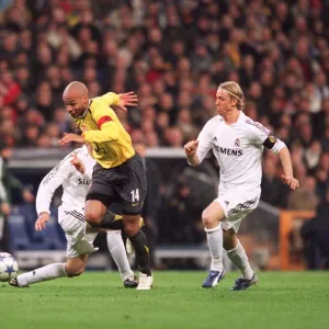 Thierry Henry goes away from Ronaldo and Guti (Real) on his way to scoring Arsenals goal