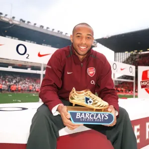 Thierry Henry with his Golden Boot Award. Arsenal 4: 2 Wigan Athletic