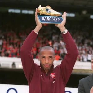 Thierry Henry with his Golden Boot Trophy. Arsenal 4: 2 Wigan Athletic