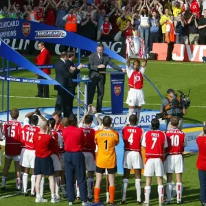 Thierry Henry lifts the Premiership Trophy. Arsenal 2: 1 Leicester City Thierry Henry lifts the Premiership Trophy. Arsenal 2: 1 Leicester City