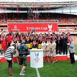 Thierry Henry (Red Bulls) lifts the Emirates Cup Trophy. Arsenal 1: 1 New York Red Bulls