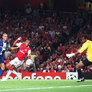 Thierry Henry scores Arsenals 1st goal past Helton under pressure from Pepe (Porto)